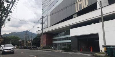 Si estás buscando una oficina en un lugar estratégico y con todas las comodidades, esta es tu oportunidad. ¡Ubicada en Envigado, esta oficina de  50 m2 es ideal para iniciar o expandir tu negocio! Esta oficina te ofrece el espacio perfecto para trabajar con tranquilidad. Cuenta con un baño perfectamente equipado y dos espacios de garaje para tu comodidad, además de un cuarto útil que la hace aún más versátil.

El acceso a esta oficina no podría ser más fácil, ya que cuenta con acceso pavimentado que te permitirá llegar rápidamente en tu vehículo. Además, tendrás a tu disposición un área social perfecta para realizar reuniones o simplemente tomar un descanso en tu jornada laboral. 

Otra gran ventaja de esta oficina es su ubicación. Se encuentra cerca de zonas comerciales e industriales, por lo que tendrás todo lo que necesitas al alcance de tu mano. Además, el transporte público está cerca, permitiéndote llegar fácilmente desde cualquier lugar de la ciudad.

Pero eso no es todo, esta oficina también cuenta con servicios adicionales que harán tu vida mucho más fácil. Una oficina de negocios para realizar reuniones importantes, parqueadero para visitantes y portería/recepción para garantizar la seguridad de tu negocio. ¡No pierdas más tiempo y adquiere esta oficina envidiable ahora mismo!

 
