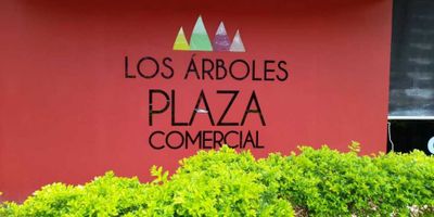 VENDO OFICINA, ubicado en el mall de la Urbanización Los Árboles en Bello Antioquia, segundo piso con vista al exterior. Cuenta con un área de 46.36 metros cuadrados, es un salón amplio, con ventanales, tiene baño y cocineta. Tiene todos los servicios públicos. Además tiene parqueadero privado y también de visitante, vigilancia 24 horas con un recorredor, servicios de aseo y administración. 
