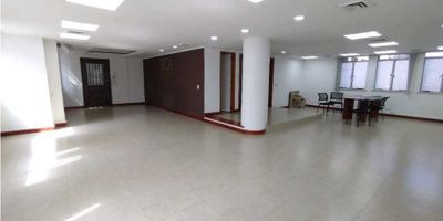 Arriendo oficina en el centro de Medellín, sector parque Berrío, cuenta con un área de 98 M2, dos baños, tiene ventanas antiruidos, las cuales aíslan el ruido exterior totalmente

 

Ubicado frente la estación del metro parque Berrío, cercano a notarías,  centros comerciales, bancos, iglesias
