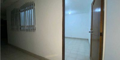 En el corazón del departamento de Chocó,se encuentra esta moderna oficina en alquiler con servicios incluidos en la ciudad de Quibdó.

Con un área de 14.7 M2, esta oficina cuenta con una distribución eficiente que aprovecha al máximo su espacio para ofrecer  un baño con todas las comodidades que necesitas para trabajar de manera profesional y productiva.

Su estratégica ubicación en una de las vías principales de la ciudad, y su acceso pavimentado, la convierten en una opción ideal para aquellos emprendedores y empresarios que buscan un espacio inspirador para llevar a cabo sus actividades de negocios.

Por todas estas razones, esta oficina en alquiler es la opción perfecta para aquellos que buscan establecerse en una ubicación estratégica, en una ciudad en constante desarrollo, y sacar el máximo provecho a su espacio de trabajo. ¡No pierdas la oportunidad de ser parte de este importante y próspero centro empresarial en Quibdó!
