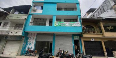 En alquiler, se ofrece una oficina ubicada en la ciudad de Quibdó, en el departamento de Chocó. Con una amplia área  de 173 M2, esta oficina cuenta con excelentes características que te brindarán un espacio cómodo y funcional.

En su interior, esta oficina cuenta con 2 baños, perfectamente equipados para atender a tus empleados y clientes. Además, cuenta con un sistema de agua eficiente que garantiza un suministro constante y sin interrupciones.

Pero las ventajas de esta propiedad no solo se encuentran en su interior, ya que cuenta con excelentes características externas. Se accede fácilmente por una vía pavimentada y, gracias a su ubicación en una zona céntrica, cercana a centros médicos, comerciales y a la zona urbana, tu empresa tendrá una gran visibilidad y accesibilidad para tus clientes.

 Con todas estas características, será el lugar ideal para que tu empresa alcance el éxito que deseas. ¡Contáctanos hoy mismo para conocer más detalles!
