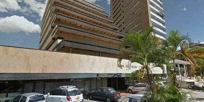 Si estás buscando una oficina para tu negocio en Medellín, no busques más. Tenemos disponible esta moderna y funcional oficina en una de las mejores ubicaciones de la ciudad. Con un área total de 56 metros, esta oficina es perfecta para cualquier tipo de actividad empresarial. Esta oficina cuenta con dos baños privados, cocineta, dos espacios cerrados de oficina y un espacio abierto, además de un parqueadero sencillo. 

Su ubicación es privilegiada, ya que se encuentra en una zona de fácil acceso pavimentado y cerca de zonas urbanas, lo que facilita el desplazamiento de empleados y clientes . Además, su proximidad a centros comerciales brinda una amplia oferta de servicios y entretenimiento para tu equipo de trabajo y visitantes.

Esta oficina se encuentra sobre una vía principal, lo que le otorga una gran visibilidad y acceso a transporte público. Además, cuenta con servicios de vigilancia las 24 horas del día, los 7 días de la semana, para la tranquilidad y seguridad de sus ocupantes.

En resumen, esta oficina en Medellín tiene todo lo que necesitas para impulsar tu negocio al siguiente nivel. Con una ubicación privilegiada, comodidades y seguridad garantizada, no querrás perder la oportunidad de adquirir este inmueble. ¡Contáctanos ya para obtener más información y programar una visita! El valor del canon incluye la administracion

 

 
