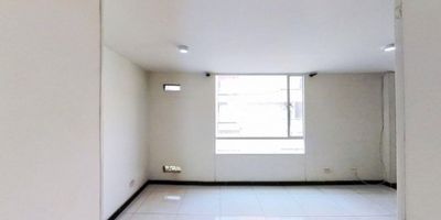 Apartamento de 57 m² con vista interior, ubicado en Hogares Soacha. Espacios bien distribuidos y ambiente tranquilo, ideal para quienes buscan practicidad y confort.

Distribución funcional:


 
 3 habitaciones
 
 
 1 baño
 
 
 Sala comedor
 
 
 Cocina
 
 
 Zona de lavandería
 


El conjunto cuenta con zonas verdes, salón comunal, parque infantil, y vigilancia 24 horas.
Ubicación estratégica, cerca de tiendas, supermercados y vías principales.

Precio de venta: $150.000.000 COP
