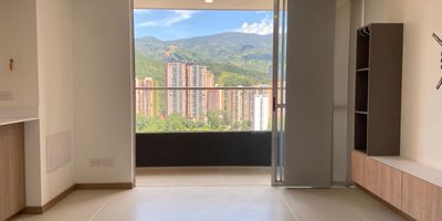 Apartamento en arriendo en unidad cerrada, ubicada cerca a centros comerciales y supermercados, sector con gran desarrollo urbanístico, campestre y con acceso a gran variedad de servicios complementarios. Cuenta con piso en porcelanato y madera laminada, sala comedor, estar de tv, 2 alcobas con vestier y baño en la principal, baño social, cocina integral abierta tipo americano, cuarto útil, zona de ropas, balcón y parqueadero independiente cubierto . Conjunto cerrado con ascensor, cuenta con piscina, gimnasio, salón social, turco, sauna, parques infantiles, placa deportiva, zonas verdes, vigilancia y portería 24 horas, citofonía  y circuito cerrado de tv.  inmuebles sujetos a verificacion de disponibilidad
