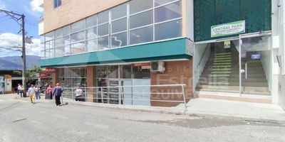 Local Comercial en Venta – Edificio Central Park
Este local comercial es una excelente oportunidad para emprendedores e inversionistas que buscan establecer su negocio en un espacio amplio, funcional y con una ubicación estratégica. Situado en el edificio Central Park, este inmueble ofrece fácil acceso y buena visibilidad, lo que lo convierte en una opción ideal para diferentes tipos de comercio o servicios.Cuenta con 134 m² aproximadamente, piso en cerámica, y 2 baños, distribuidos de forma práctica para aprovechar al máximo cada metro cuadrado. Ubicado en estrato 3, representa una opción asequible con gran potencial comercial.Su valor es negociable, lo que lo hace aún más atractivo para quienes buscan invertir con flexibilidad y visión de crecimiento.