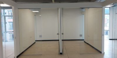 Arriendo Oficina de 252 metros cuadrados, capacidad para cuarenta puestos de trabajo, iluminación natural. Ubicada en quinto piso de edificio corporativo. La oficina cuenta con trece oficinas cerradas, espacio abierto para adecuar según necesidad de la empresa, aire acondicionado, iluminación panel led, cocineta, cuarto de rack y cinco parqueaderos privados. El edificio cuenta con auditorio de reunión para 60 personas, terraza para almuerzo de los empleados con hornos microondas, batería de baños para hombres, mujeres y discapacitados, en todos los niveles, vigilancia 24/7, tarjetas de acceso, dos ascensores, circuito cerrado de TV, sistema de sensores humo y movimiento y planta elèctrica de suplencia total. El sector se caracteriza por contar con parques públicos, hoteles, restaurantes, zona bancaria y comercial. Excelentes vías de accesos como la Carrera Novena, Carrera Once, Carrera Quince y Calle Cien. Transporte público cercano, SIPT.