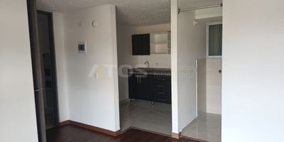 Atos Inmobiliaria vende acogedor apartamento en el barrio El Rodeo, una zona residencial tranquila, con excelente valorización y fácil acceso a transporte público. El inmueble cuenta con tres habitaciones, dos baños, sala-comedor con buena iluminación natural, cocina integral, zona de ropas y parqueadero. Está ubicado cerca de supermercados, colegios y zonas verdes, lo que lo convierte en una excelente opción para vivir con comodidad. ¡No dejes pasar esta oportunidad! Contáctanos y agenda tu cita hoy mismo.