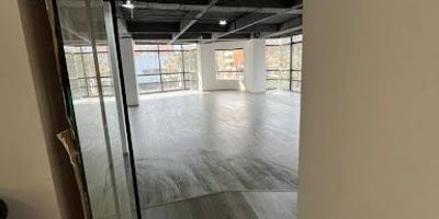 Oficina en arriendo  233 m en el corazón del norte de Bogotá ,Ubicada en el prestigioso barrio Chicó, esta oficina esquinera en segundo piso combina amplitud, iluminación y diseño moderno. Con una imponente altura libre de 3.5 metros, ventanales de piso a techo y acabados de alta calidad, ofrece un entorno ideal para potenciar la productividad y la imagen de tu empresa.El espacio incluye área abierta adaptable, pisos en laminado, techos en concreto estilo industrial, baños y cocineta abierta. Su acceso es a través de puerta en vidrio, que aporta transparencia y modernidad al entorno corporativo.El edificio cuenta con fachada en vidrio y mármol, dos ascensores con capacidad para 10 personas, sistema de seguridad integral y se encuentra en una esquina privilegiada sobre la Av. 19 con Calle 109