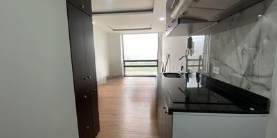 Arriendo hermoso Aparta estudio tipo loft, ubicado en Chía Cundinamarca, sobre la Avenida Pradilla, con cercanía a varios centros comerciales (Sabana norte, plaza mayor, centro chía)   Fáciles vías de acceso por autopista Norte de Bogotá por la carrera 5ta entre otras. Inmueble cuenta Consta de 30m2 con vista exterior, baño con excelentes acabados , cocina semi - integral  eléctrica, alcoba con closet, en octavo piso con ascensor. Con excelentes zonas comunes   Lobby, Bike Parking, Zonas de estudio, Espacios colaborativos, Game Kitchen, Media Room, Chimenea, Gimnasio Interior, Gimnasio Exterior, Fire Pit, Decky Parque. Parqueadero comunal (por sorteo ). Cod: 4584