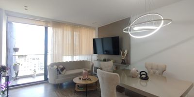 Apartamento en venta en Pinares Alto en unidad cerrada cerca a supermercados de cadena, rutas de transporte público y servicios complementarios de la zona. Cuenta con salacomedor, pisos en madera, tres habitaciones, tres baños, cocina integral en mesón de Quartzone, estufa, calentador a gas y zona de ropas. La unidad posee de un parqueadero cubierto con cuarto útil, ascensor, piscina, gimnasio, salón comunal, sauna turco, parques infantiles, zonas verdes, circuito cerrado de tv, vigilancia y portería las 24 horas. Inmueble sujeto a verificación de disponibilidad.