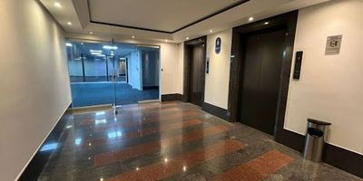 Oficina en arriendo  297 m con vista privilegiada en la Calle 100Ubicada en una de las zonas empresariales más destacadas de Bogotá, esta oficina esquinera en el piso 8 combina diseño, funcionalidad y una excelente ubicación. Cuenta con puertas en vidrio, pisos en alfombra industrial, iluminación LED, espacio abierto y una espectacular vista sobre la Calle 100 y la Carrera 9, además de terraza en la esquina.Dispone de baterías de baños internas para hombres y mujeres, vidrios reforzados aislantes de sonido y luz, techo en icopor de 60x60, detectores de incendio y sistema de aspersores de agua.El edificio ofrece salón de reuniones para hasta 70 personas, tres accesos dos vehiculares y uno peatonal, bancos, cafeterías internas y un robusto sistema de seguridad.Incluye 6 parqueaderos 3 doblesUna opción moderna, eficiente y bien ubicada para empresas que buscan proyección y comodidad. Agenda tu cita hoy