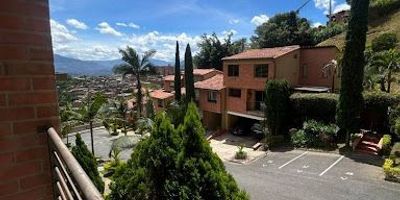  Casa en Arriendo – Amplia, Cómoda y Segura en Unidad Cerrada
Canon de arriendo: $4.500.000
Uso: Vivienda familiar
Ubicación: Envigado, Las Antillas. 

Arrienda esta excelente casa de 4 alcobas, ubicada en una unidad cerrada tranquila y familiar, ideal para quienes buscan espacio, seguridad y calidad de vida.

Características del inmueble:

4 alcobas, principal con vestier

3 baños completos, todos cabinados

Amplio salón comedor con excelente iluminación

Cocina integral con red de gas, calentador y zona de ropas independiente

Patio ideal para zona verde o BBQ

Balcón

Ducha en zona social o auxiliar

Garaje privado

Zonas comunes de la unidad:

Portería con vigilancia

Salón social

Juegos infantiles

Zonas verdes

Parqueadero para visitantes

Una casa pensada para disfrutar en familia, con espacios generosos y zonas comunes que brindan bienestar y entretenimiento.

 Contáctanos para más información o agenda tu visita. ¡Tu nuevo hogar te espera!

