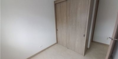 apartamento con excelentes acabados y en muy buen estado.

EN CALASANZ EN LA UNIDA SELVA , cuenta con 2 alcobas con closets, estudio, sala comedor, cocina integral, red de gas, zona de ropas, 2 baño, balcon, porteria 24 horas, unidad cerrada, balcon, ascensor, cuenta con parqueadero y cuarto util.

Cerca a colegios, cerca iglesias, cerca a restaurantes, cerca a rutas de buses, cerca a supermercados, comodas vias de acceso.

Mayores Informes
Celular
3127946063
3193042895
311 347 7898
Panorama Laureles
PBX
604 413 27 27
