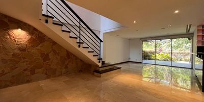 Casa en arriendo y venta en unidad cerrada ubicada sobre via principal. Sector campestre, tranquilo, alejado del ruido y servicios complementarios. Piso en marmol y madera laminado, sala comedor, estudio, biblioteca, estar de Tv, 2 niveles, 3 alcobas con baño y vestier en la principal, 3 baños, cocina integral abierta tipo americano, alcoba y baño de servicio, zona de ropas, balcon, terraza, jardin y  parqueaderos lineales y paralelos 2 cubiertos. Conjunto cerrado con piscina, gym, turco, parques infantiles, zonas verdes, citofonia, porteria 24 horas y circuito cerrado de tv.inmuebles sujetos a verificacion de disponibilidad
