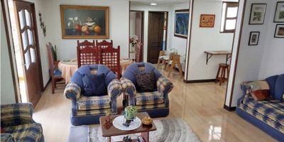 VENTA DE CASA – CAMPO ALEGRE, EL CARMEN

Casa de dos plantas con espacios amplios y excelente iluminación natural. En el segundo piso cuenta con sala-comedor, cocina integral en madera cedro con mesón en granito (ubicada de forma independiente), dos habitaciones con clóset en madera, baño y balcón.

El tercer piso ofrece estudio, dos habitaciones con clóset, una de ellas con vestier, baño, amplio patio de ropas y balcón. Las puertas y acabados también son en madera cedro.

La vivienda hace parte de un conjunto de casas que comparten calle privada, sin administración. El entorno ofrece tranquilidad, zonas deportivas cercanas y buena conectividad interna. Red de gas instalada.

Área construida: 135 m²

Precio: $395.000.000

Para más información o agendar una visita, comunícate al 304 448 1658.
