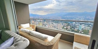 Apartamento en Arriendo – Unidad Cerrada con Excelentes Amenidades
Canon de arriendo: $7.600.000
Tipo: Vivienda familiar
Ubicación: Poblado, Las palmas 

Moderno y amplio apartamento de 3 alcobas, ubicado en una unidad residencial cerrada con vigilancia permanente y completas zonas comunes. Ideal para quienes buscan confort, seguridad y calidad de vida en un entorno tranquilo.

Características del inmueble:
3 alcobas, principal con vestier

Clósets en habitaciones auxiliares

2 baños completos, cabinados

Sala, comedor y salón comedor integrados

Balcón con ventanal de piso a techo

Cocina integral con barra, red de gas y calentador

Zona de ropas independiente

Ducha auxiliar

Cuarto útil

Parqueadero cubierto

Zonas comunes de la unidad:
Portería con vigilancia permanente

Ascensor

Piscina

Gimnasio

Salón social

Juegos infantiles

Zonas verdes

Shoot de basura

Parqueadero para visitantes

Una excelente opción para familias o parejas que desean vivir en un espacio moderno, bien ubicado y con todas las comodidades.

 Contáctanos ahora y agenda tu visita. ¡Este apartamento te encantará!