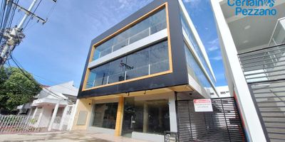 Se arrienda este imponente LOCAL de 552 metros cuadrados, con una distribución que invita a la creatividad y funcionalidad. Con 3 baños y 8 parqueaderos, ofrece comodidad y versatilidad para cualquier tipo de negocio. Sus amplios espacios permiten adaptarse a diversas necesidades, convirtiéndolo en el lugar ideal para materializar tus proyectos comerciales. Con una ubicación estratégica y un diseño moderno, este LOCAL se convierte en la opción perfecta para aquellos que buscan un espacio único y exclusivo en el mundo inmobiliario. ¡Descubre todas las posibilidades que este lugar tiene para ofrecerte y haz de él el escenario perfecto para tu próximo emprendimiento!