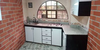 Casa en Arriendo – Espaciosa y Funcional en Edificio Residencial
Canon de arriendo: $3.000.000
Tipo: Vivienda familiar
Ubicación: Envigado, Las brujas 

Se arrienda acogedora casa de 3 alcobas, ubicada en edificio residencial con servicio de conserje. Ideal para familias que valoran la amplitud, funcionalidad y una ubicación práctica.

Características del inmueble:
3 alcobas con clósets

2 baños

Sala y comedor independientes

Cocina integral

Ventanales amplios con excelente entrada de luz natural

Patio interno

Terraza privada

Ubicada en edificio con conserje

Perfecta para quienes buscan un hogar cómodo, bien iluminado y con áreas sociales ideales para compartir en familia o recibir visitas.

Contáctanos para más información o para agendar tu visita. ¡Te esperamos!