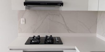 Descubre la elegancia y comodidad en este encantador apartamento de 2 habitaciones y 2 baños. Con una distribución inteligente de 58 metros cuadrados, cada rincón ha sido diseñado para brindarte confort y funcionalidad. Desde su luminoso salón hasta la cocina equipada, cada detalle refleja calidad y buen gusto. Ubicado en una zona privilegiada, este hogar es ideal para quienes buscan un estilo de vida sofisticado y conveniente. ¡Ven y haz de este lugar tu nuevo refugio!