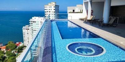 CÓDIGO 9330FR264. Apartamento con permiso de renta turística con dos habitaciones con closet empotrados, hall de alcobas, dos baños con división en vidrio y muebles flotantes, balcón con vista al mar y la sierra, cocina integral con extractor y despensa, sala comedor, citófono, zona de labores y parqueadero. El edificio ofrece piscinas, teatrino, sauna, gimnasio, zona BBQ, ascensor, vigilancia y más. SI ESTA PROPIEDAD ES DE SU INTERÉS, CONTÁCTENOS Y AGENDAMOS UNA CITA.
