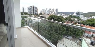 CÓDIGO 9330FR288. El Apto cuenta con dos alcobas, la principal con baño privado, baño social. Sala comedor, cocina integral, zona de labores y balcón. Ubicado en un QUINTO PISO SIN ASCENSOR. A solo tres cuadras de la playa. SI ESTA PROPIEDAD ES DE SU INTERÉS CONTÁCTENOS Y AGENDAMOS UNA CITA.
