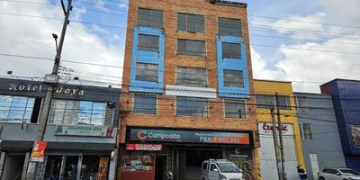 Se arrienda edificio completo de cinco niveles, ideal para oficinas, empresas, instituciones educativas, centros médicos o entidades que requieran amplios espacios funcionales. El inmueble cuenta con cocina, múltiples oficinas, área de cafetería, cuarto de archivo, zona de descanso, salones adecuados para reuniones o capacitaciones, baños en todos los niveles y un semisótano. Su distribución permite una operación cómoda y eficiente, con excelente iluminación natural, buena ventilación y ubicación estratégica cerca de vías principales y transporte público. 