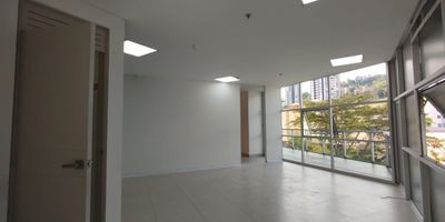 Oficina moderna para la venta con muy buena ubicación en Pinares de fácil acceso, cuenta con un espacio amplio y dos baños, pisos en cerámica, cableado de red, techo cielorraso.  Vigilancia y portería las 24 Horas. Inmueble sujeto a verificación de disponibilidad