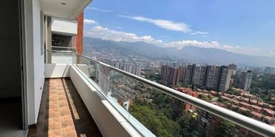 Ven a conocer este Hermoso Apartamento con vista panorámica en el sector del Esmeraldal en Envigado de 100 metros, con hermosos acabados y excelente vista panorámica, cuenta con 3 amplias habitaciones, closet y amplio Vestier, balcón con hermosa vista panorámica, cocina abierta con iluminación natural, zona de ropas, piso en porcelanato y madera en las habitaciones, Este hermoso apartamento es ideal para descansar o compartir en familia, cuenta con 2 parqueaderos privados y cuarto útil, en unidad cerrada con Portería 24 horas, piscina, turco, salón social, jardín, sendero de mascotas y juegos infantiles adicional vas a poder contar con cómodas vías de acceso, senderos peatonales, cerca podrás encontrar restaurantes, supermercados, bancos, iglesias, gimnasios, centros comerciales entre otras más. Agenda tu visita ahora!!!   