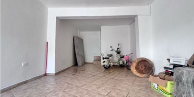 **✨ Local Comercial en Arriendo – Estadio (Estrato 5) – ¡Oportunidad para Emprendedores! ✨**  

 

**¡Ubicación privilegiada en el corazón de El Estadio!** Este **encantador local de 20m²**, en un sector de alto flujo y plusvalía, es ideal para tu negocio, oficina o proyecto creativo.  

 

### ? **Características destacadas:**  

- **Amplio espacio de 20m²** en **primer piso**, perfecto para alto tráfico y visibilidad.  

- **1 baño** completo, brindando comodidad para clientes y empleados.  

- **Servicios de agua y energía compartidos** (incluidos en el canon de arriendo).  

- **Estrato 5**, en una zona comercial dinámica y bien valorizada.  

- Excelente **iluminación natural** y distribución versátil.  

 

### ? **Ubicación estratégica:**  

- **Zona El Estadio**, cerca de **restaurantes, oficinas, universidades y transporte público**.  

- Ideal para **cafés, tiendas de ropa, consultorios, salones de belleza, coworking o showrooms**.  

 

### ? **¡Perfecto para:**  

- Emprendedores que buscan **un local accesible en un sector exclusivo**.  

- Negocios que desean **crecer en una zona de alto potencial comercial**.  

 

**? ¡No pierdas esta oportunidad! Agenda tu visita hoy mismo.**  

 

? *Invierte en un local con proyección y visibilidad en una de las mejores zonas de Medellín.*
