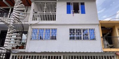 ? Casa de Lujo en La Independencia
✨ Unifamiliar de tres pisos en uno de los sectores más exclusivos de la ciudad

? Área construida: 170 m²
? Lote: 60 m²

? Características:
?️ 3 habitaciones amplias (principal con clóset y aire acondicionado)
? 3 baños modernos y funcionales
?️ Sala grande + ?️ comedor (zonas sociales ideales para reuniones)
? Cocina integral totalmente equipada
?️ Estudio independiente (ideal para home office)
? Parqueadero para carro grande + ? moto
? Ubicación privilegiada: La Independencia
?️ Fácil acceso a vías principales

? Precio: $325.000.000 (negociables)
? Forma de pago: Solo efectivo

? Contáctanos: 3136032464
¡Agenda tu cita hoy mismo y conoce tu próxima casa de ensueño!
