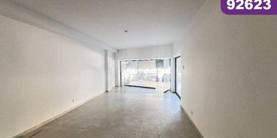 Local comercial en arriendo de primer piso, ubicado estratégicamente en importante centro comercial, en el sector del prado al norte de la Ciudad de Barranquilla, sector ampliamente comercial, con alto flujo vehicular, donde se encuentran hoteles, restaurantes, gimnasios, almacenes de cadena, universidades, centros comerciales y entidades financieras. El local cuenta con vitrina, con un área de 90 MT2, costa de vitrinas, dos salas amplias, 2 baños.