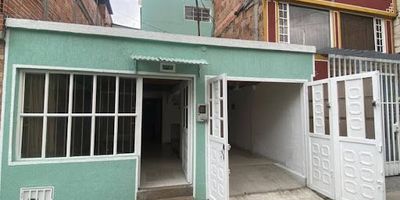 1661- ¡Gran oportunidad ! Se vende amplia y acogedora casa de 3 pisos en excelentes condiciones, con iluminación natural, libre de deudas y con posibilidad de ampliación hacia el frente, ya que solo el segundo y tercer piso están construidos en la parte trasera. El primer piso cuenta con 2 habitaciones con clóset, 2 baños, sala comedor, cocina integral, garaje y una alacena adicional. El segundo piso ofrece 2 habitaciones (una con clóset y baño privado) y una bodega para almacenamiento. En el tercer piso encontrarás una habitación con baño privado y una zona de lavado bastante amplia. Es una propiedad con gran potencial, perfecta para una familia o proyecto de inversión. ¡Contáctanos para más información o para agendar tu visita!

