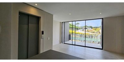 Bienvenido a un lugar mágico en el que puedes llevar la exclusividad a otro nivel. Aquí, el ascensor llega directamente a la sala de tu hogar.

Este moderno apartamento, ubicado en la zona rosa de Cerritos, cuenta con salón comedor, amplio balcón con depósito integrado, baño social, cocina abierta, zona de ropas, alcoba auxiliar, baño de alcobas, hall, estudio y alcoba principal con baño y vestier.

Cerca de todo lo que necesitas: A 15 minutos del aeropuerto, Centro Comercial Unicentro, estadio Hernán Ramírez Villegas y Club Campestre de Pereira. Además, equidistante al hotel Sonesta, colegios, guarderías, Iglesia, supermercados y malls comerciales.

El conjunto cuenta con las siguientes amenidades: Coworking, zona infantil cubierta y descubierta, gimnasio dotado, salón social con TV, piscina, jacuzzi, zona de mascotas, zona humeda, terrazas de yoga y pilates y senderos, las cuales se desarrollarán por etapas.

Entrega diciembre 2025

 