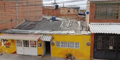 1606 Casa lote a tan solo 5 minutos del parque principal de Mosquera, en sector residencial y comercial. Con una área de 117 me 2, de nueve de frente por trece de fondo. 