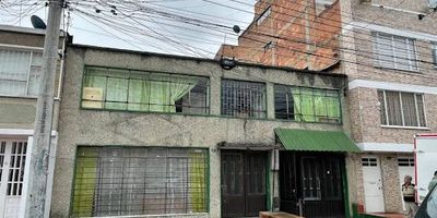 1654 Oportunidad de Negocio, casa ubicada en exclusivo sector Fontibón en  Bogotá. Con fáciles vías de acceso, en sector comercial y residencial, cuenta con garaje , vivienda de tres alcobas, sala comedor, cocina. CONTACTAME