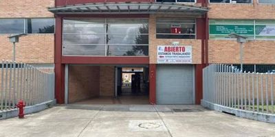 1617 Local comercial ubicado en centro empresarial San Jorge, con veinte metros cuadrados de área.