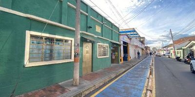 1658- Gran oportunidad! Casa a la venta con uso residencial y comercial, cuenta con dos locales comerciales, bodega, un total de tres baños, seis habitaciones, garaje, sala, comedor y cocina. Se encuentra ubicada en Funza Cundinamarca a solo cinco minutos y a dos cuadras del parque principal de Funza  del centro comercial Micentro, con fácil acceso vehicular público y privado, precio negociable, desarrollado sobre un lote de terreno medianero de forma regular, topografía plana, sus pisos con acabados heterogéneos, cuenta con dos locales disponibles. contáctanos!