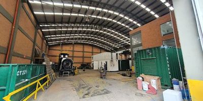 INVERSIONISTAS - Bodega rentando en el mejor parque industrial de la zona ubicado en Mosquera. medidas treinta y cinco ml frente  x cuarenta ml  fondo.  mil novecientos sesenta y ocho m cuadrados   construidos cubiertos de los cuales son en primer piso mil seiscientos dieciocho  m cuadrados mas dos niveles de oficina de ciento setenta y cinco m cuadrados cada uno, altura de diez punto cinco ml a ménsula y doce ml a cumbrera, con cuatro  parqueaderos privados para auto, mas zona de maniobra, setenta y cinco kwa ocho baterías de baños. disponibilidad de gas natural industrial, valor admón quinientos mil. resistencia piso cuatro ton x m cuadrado. llámenos tenemos mas opciones 