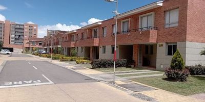 1620 HERMOSA CASA EN EXCLUSIVO SECTOR DE MOSQUERA, Conjunto enseguida del colegio INNOVA, Excelente seguridad. Casa de DOS niveles, DOS parqueaderos, con patio Jardín trasero, tres alcobas, tres baños, sala comedor, cocina integral, estudio, deposito. TRANQUILIDAD TOTAL. CONTACTAME 