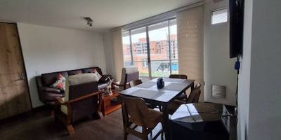 1608 Apartamento en Club House Mosquera, conjunto Puerta del Sol. El conjunto cuenta con amplias zonas sociales, como piscina, salon social, gimansio, squash, teatrino, coworking, salon de juegos etc. El apartamento cuenta con excelente vista,  parqueadero privado, deposito. Tres alcobas, tres baños, sala comedor, cocina integral, estudio.Para estrenar. Contáctame.