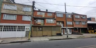 1612 Casa de tres niveles ubicada en sector estratégico del barrio Santa Helenita. A dos cuadras de la AV Calle 72, cerca a comercio, almacenes, bancos, a pocos minutos de la Av Boyacá y Ciudad de Cali. Cerca a centros comerciales. Rentable con dos apartamentos, dos aparta estudios, dos garajes. Contactanos