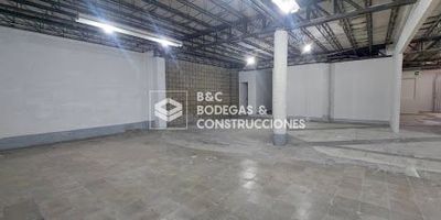 Se ofrece bodega de 200 metros cuadrados ubicada en el primer piso, ideal para almacenamiento, distribución o actividades logísticas. Cuenta con una zona de parqueo al frente, facilitando la carga y descarga de mercancía.

Características principales:

Área: 200 m²

Ubicada en el primer piso

Altura libre de 3.5 metros, adecuada para estanterías, equipos o vehículos livianos

Acceso vehicular y zona de parqueo privada o compartida (según se especifique)

Excelente ubicación cerca de rutas de buses, lo que garantiza fácil acceso para empleados y transporte público

Ideal para empresas de logística, comercio, almacenamiento o producción ligera

¡Una opción funcional y estratégica para tu operación!

