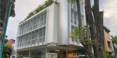 CONSULTORIO EN ALQUILER CALI AL SUR CALI SAN FERNANDO, Oficina ubicada en el tercer nivel, con una excelente vista panorámica. Cuenta con 39 metros cuadrados, piso en porcelanato, baño social, e instalación para aire acondicionado. El edificio dispone de ascensor, recepción, y parqueadero en sótano. Ideal para el sector salud, gracias a su distribución, presentación y condiciones de accesibilidad. Espacio completamente nuevo, listo para adecuarse a su actividad profesional. (COD 5728972 - CARRERA 37 A # 5 B5 63 BARRIO SAN FERNANDO C-303)
