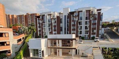 Se vende comodo apartamento de 62 m2 ubicado en el sector residencial de la Avenida Sur en Pereira. Zona tranquila, de alta valorizacion y excelente ubicacion.

El inmueble cuenta con 3 habitaciones bien distribuidas, 2 baños completos, sala comedor con buena iluminacion, cocina funcional, zona de ropas independiente, mirador hacia el interior del conjunto y parqueadero cubierto.


Ideal para quienes buscan un hogar comodo, bien ubicado y en excelentes condiciones de habitabilidad en Pereira.