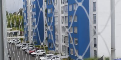 Se vende acogedor apartamento en Condina, uno de los sectores mas tranquilos y de alta valorizacion en Pereira. Zona segura, con excelente conectividad.
El inmueble cuenta con 3 habitaciones una adaptada como estudio abierto, 2 baños, sala comedor, cocina con barra tipo americana y parqueadero comunitario asignado.
El conjunto ofrece piscina para adultos y niños, juegos infantiles, salon social y zonas verdes. Cerca a supermercados, gimnasios y centros comerciales.
Ideal para vivir en un entorno moderno, tranquilo y bien ubicado, o para invertir en una zona en constante crecimiento.