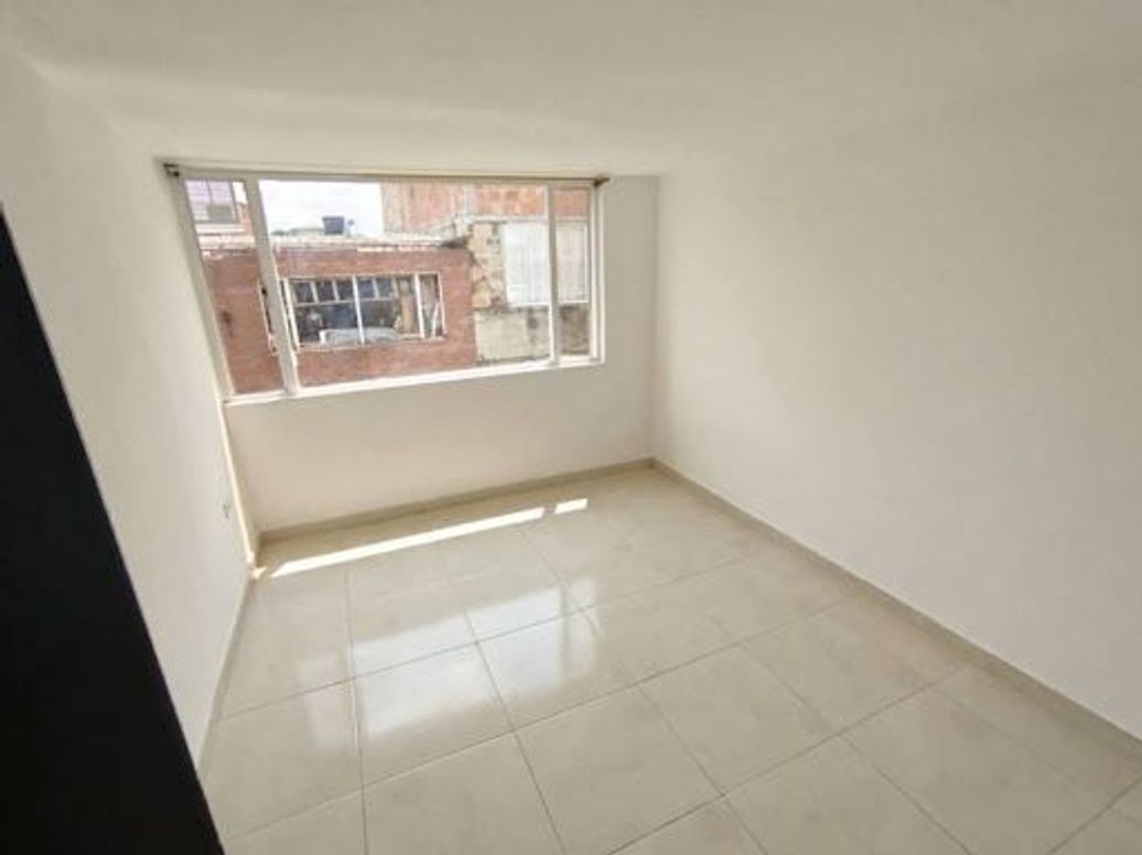 Casa de 6 alcobas en venta en Villas De Granada, Bogotá, 360 m² · foto 9 de 18