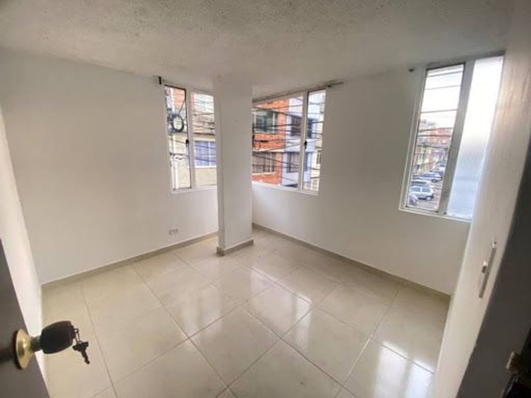 Casa de 6 alcobas en venta en Villas De Granada, Bogotá, 360 m² · foto 17 de 18