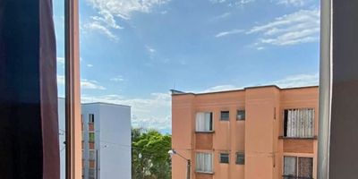 Oportunidad en la via Altagracia, sector Cuba. Se vende acogedor apartamento de 45 metros cuadrados ubicado en un cuarto piso sin ascensor. El inmueble cuenta con 3 alcobas con closet, 1 baño funcional, sala comedor amplia, cocina integral con zona de ropas, gas domiciliario y calentador a gas. Parqueadero comunal.

La urbanizacion ofrece camaras de seguridad. Excelente ubicacion con acceso a transporte publico, zonas verdes, supermercados, colegios e iglesias cercanas.


Ideal para quienes buscan comodidad, seguridad y buena ubicacion a un precio asequible.