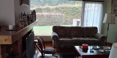 CASA EN VENTA UBICADO EN UBATÉ - C/MARCA ¿BUSCA UN REFUGIO para vivir en el mejor sitio, busca un sitio para tener sus? Se lo tenemos en UBATÉ por la vía a Carmen de Carupa, en una zona muy tranquila y segura HERMOSA CASA QUINTA de un solo nivel, con un área de construcción de 250 metros, construida sobre lote de 1.5 hectáreas, rodeada de montañas, jardines, y vegetación nativa. Su lindero en la parte inferior es un río de aguas cristalinas, y también tiene acequia. La casa se caracteriza por grandes ventanales y puertas ventanas que permiten disfrutar el paisaje desde cualquier punto al interior de la casa. Cuenta con amplio e iluminado hall de entrada y recibidor, gran estudio, baño social, Sala con chimenea, comedor, cocina cerrada con gas natural, zona de lavandería, alcoba para servicio y alcoba para conductor con baño,  4 amplias alcobas, la principal con baño, las otras tres comparten baño, Casa para cuidandero y un pequeño apartamento independiente con una alcoba y baño.  Puede ser arriendo con opción de compra.