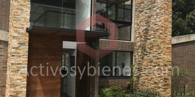 Casa campestre unifamiliar en Venta, con lindos acabados modernos, iluminada y ventilada,1200 metros área total y 400 metros área construida, tiene 4 aparta-estudios cada uno con cocineta, baño, Vestier y alcoba, 1 alcoba con baño y Vestier, 1/2 baño social, cocina integral de lujo, abierta con red de gas y barra americana, calentador de agua, amplia sala comedor y 2 salas adicionales 1 de ellas con chimenea, balcón y terraza con linda vista verde, piso en madera y cerámica,&nbsp;jardín privado, huerta, arboles frutales, parqueadero para 5 vehículos y cuarto útil independiente de la casa.Parcelación con portería 24 horas, pesebreras, parque ecológico, café vivero, redes eléctricas subterráneas, acueducto propio con plantas de potabilización, CCTV, vías internas pavimentadas.Ubicado vía san pedro de los milagros a 1 hora de Medellín.Información sujeta a cambios. Las imágenes de muebles, enseres, decoración y demás elementos son una referencia. Vende Activos y Bienes, Inmobiliaria expert